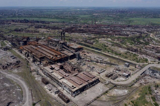 Ruínas da siderúrgica Azovstal em Mariupol, em meio à ação militar russa em andamento na Ucrânia, em 13 de junho de 2022.