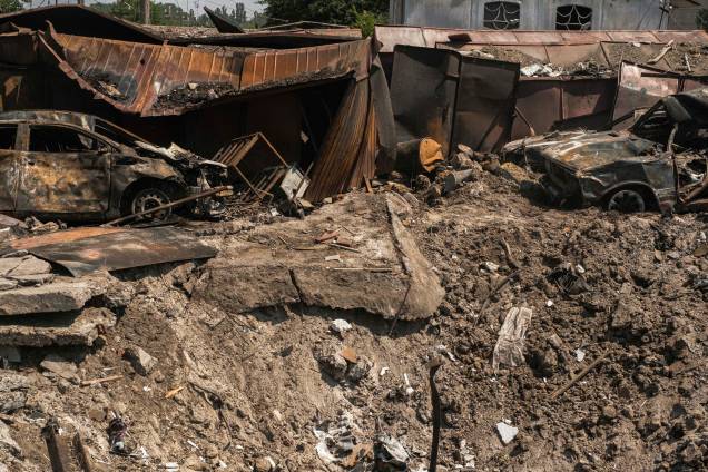 Destroços de garagens particulares destruídas após bombardeio em uma área residencial em Mykolaiv, sul da Ucrânia, 29/06/2022.