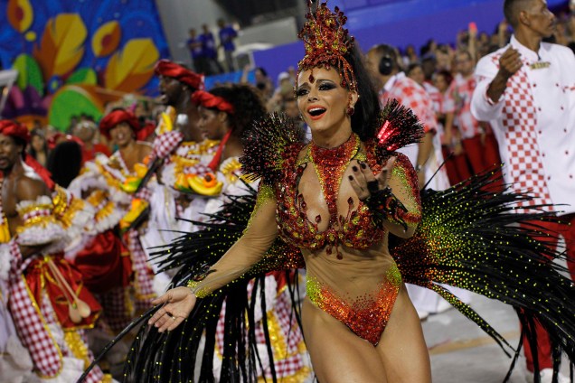 Viviane Araujo, rainha de bateria, no desfile da escola de samba do grupo especial Salgueiro, no Sambódromo da Marquês de Sapucai, Rio de Janeiro. 16/02/2015.