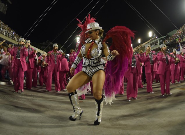 Viviane Araujo, rainha de bateria, no desfile da escola de samba do grupo especial Salgueiro, no Sambódromo da Marquês de Sapucai, Rio de Janeiro. 08/02/2016.