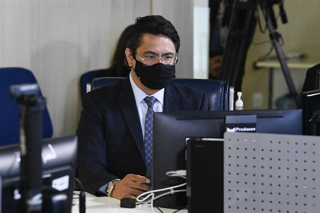Imagem mostra senador Alexandre Giordano de máscara, em frente a um computador