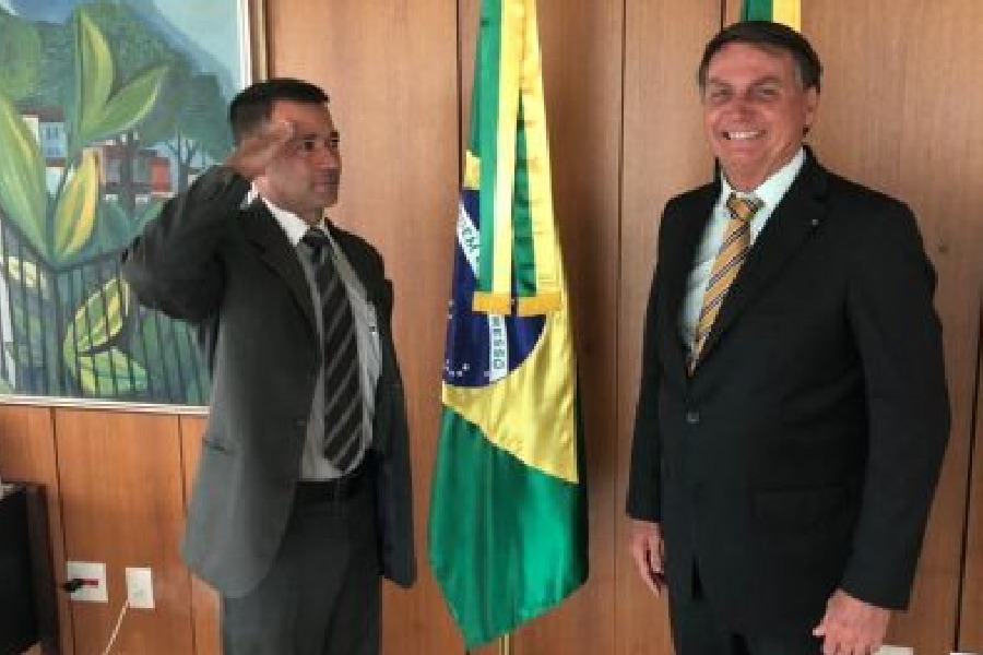 Imagem mostra coronel da PM batendo continência para o presidente Jair Bolsonbaro