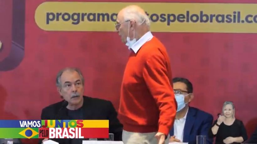 O vereador Eduardo Suplicy (PT) questiona Aloizio Mercadante durante apresentação das diretrizes do programa de governo da chapa Lula-Alckmin //