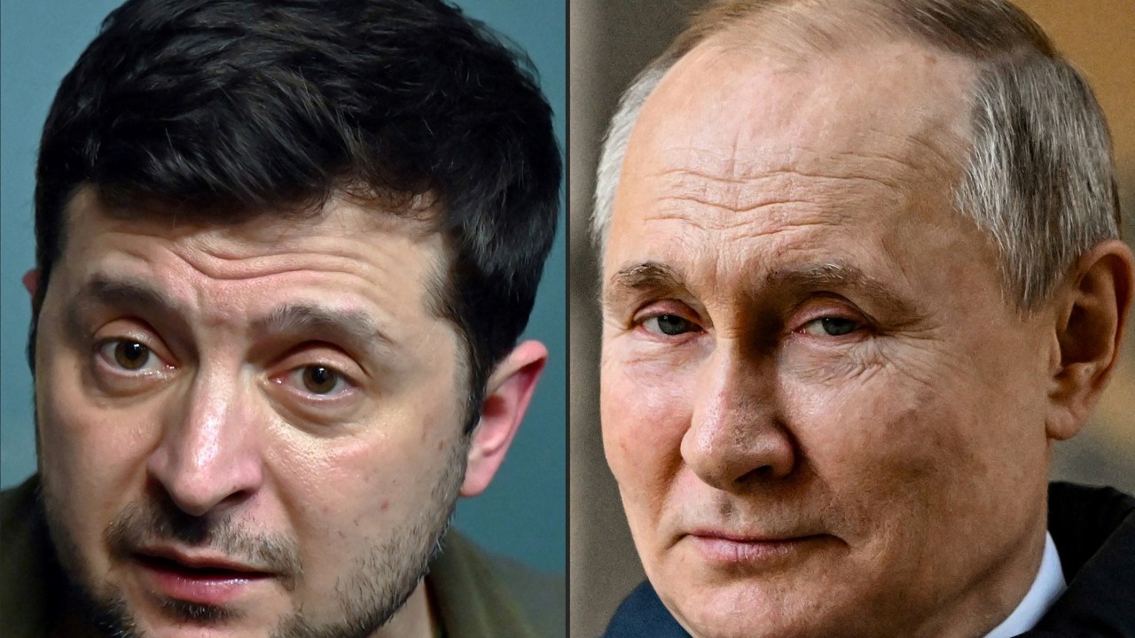 (COMBO) This combination of file pictures created on March 6, 2022 shows Ukrainian President Volodymyr Zelensky (L) during a press conference in Kyiv on March 3, 2022; and Russian President Vladimir Putin (R) at the National Space Centre construction site in Moscow on February 27, 2022. - Russian President Vladimir Putin will attend the G20 summit in November and Ukrainian leader Volodymyr Zelensky has also been invited, the leader of host nation Indonesia said on April 29, 2022. (Photo by Sergei SUPINSKY and Sergei GUNEYEV / various sources / AFP)