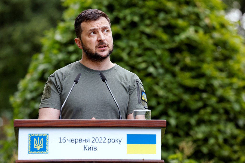 Ukrainian President Volodymyr Zelensky holds a press conference with the heads of state of France, Germany and Romania, at Mariinsky Palace in Kyiv, on June 16, 2022. - The leaders of major EU powers France, Germany and Italy vowed on June 16 to help Ukraine defeat Russia and to rebuild its shattered cities, in a visit to a war-torn Kyiv suburb. (Photo by Ludovic MARIN / POOL / AFP)