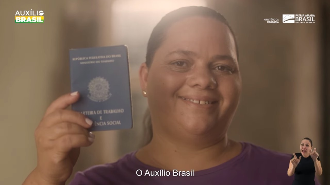 Propaganda oficial destaca a criação do Auxílio Brasil no governo Bolsonaro