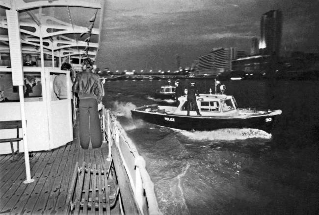 Polícia aborda o barco com a banda Sex Pistols