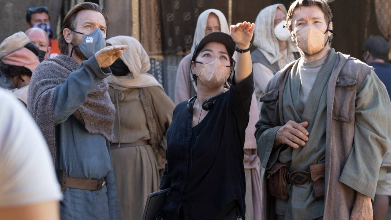 A diretora Debora Chow no set de 'Obi-Wan Kenobi' com o ator Ewan McGregor