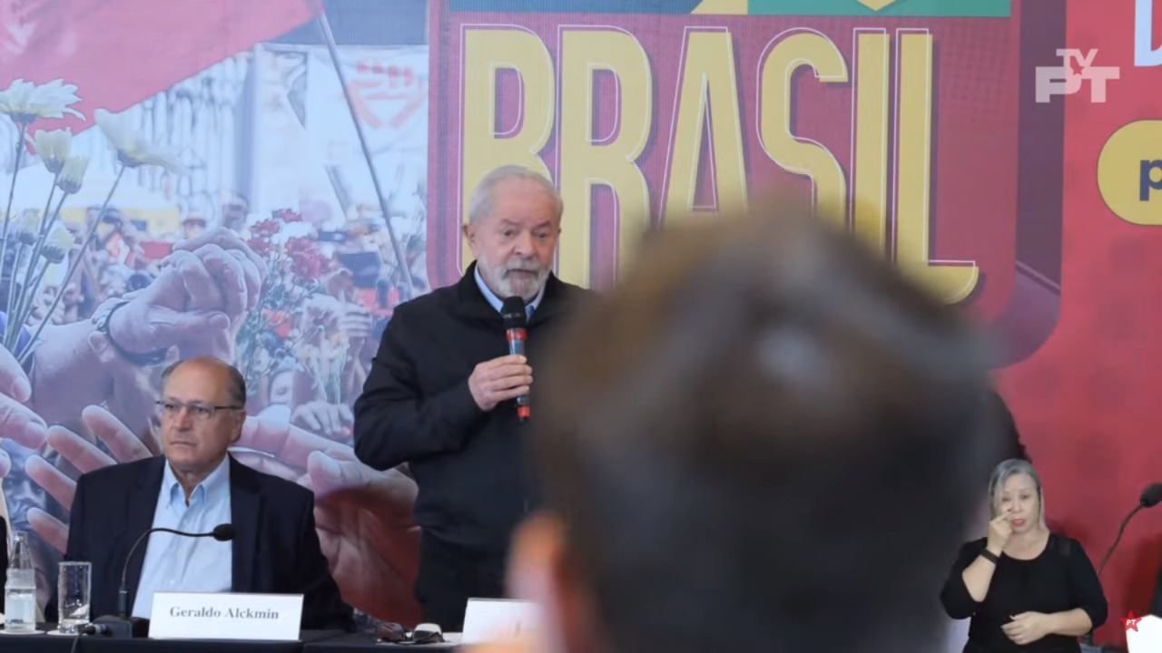 realizado o evento de lançamento do plano de governo de Lula, em um hotel de São Paulo