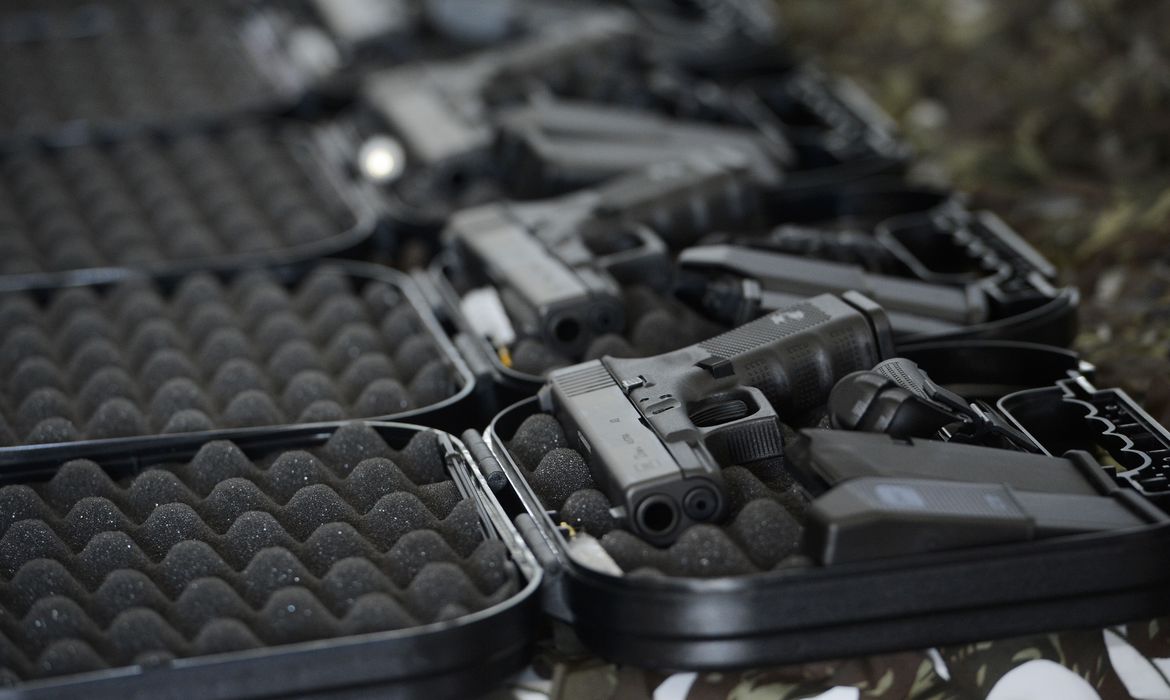 Projeto de lei propõe cortar taxa de registro e renovação de certificados de armas de fogo -