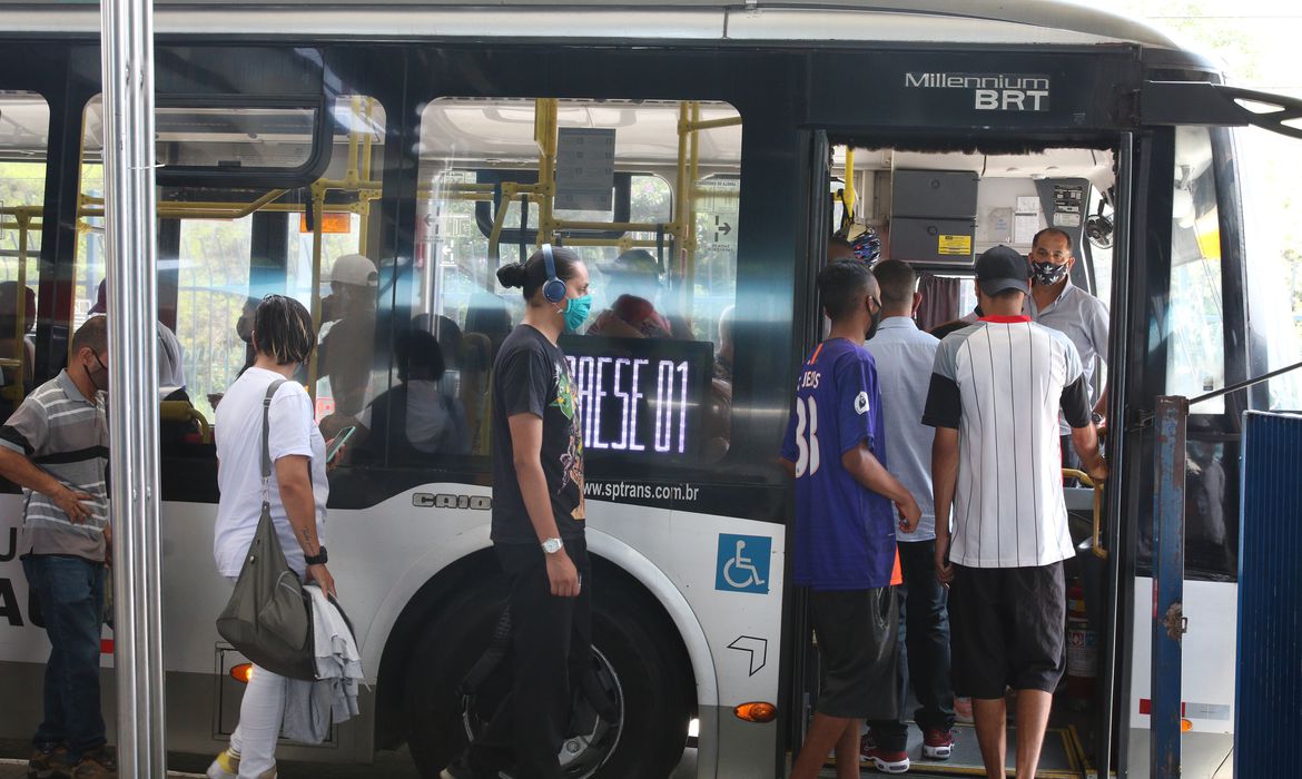 Passageiros esperam ônibus em São Paulo