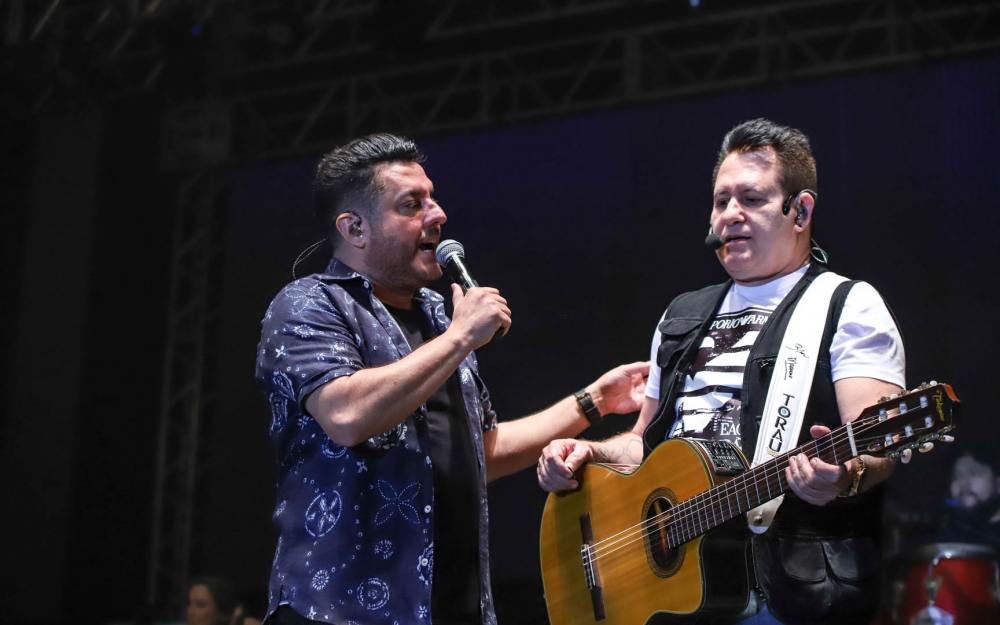 A dupla sertaneja Bruno & Marrone durante um show em João Pessoa, em 2019