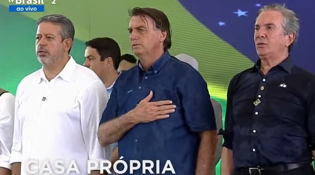 O presidente da Câmara Arthur Lira (PP-AL) em evento em Maceió, ao lado do presidente Jair Bolsonaro (PL) e do senador Fernando Collor (PTB-AL)
