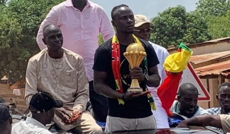 Sadio Mané desfilou com a taça da Copa das Nações Africanas de 2022