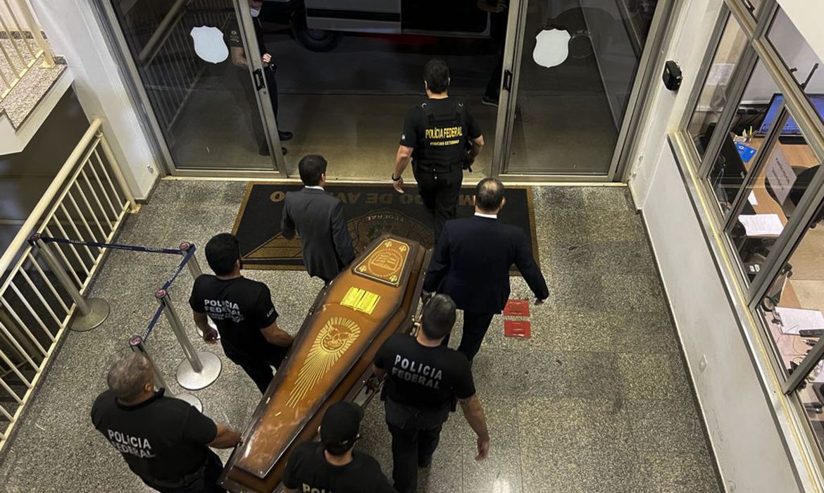 Avião da Polícia Federal (PF) chega a Brasília com restos mortais de desaparecidos no AM no Aeroporto de Brasília