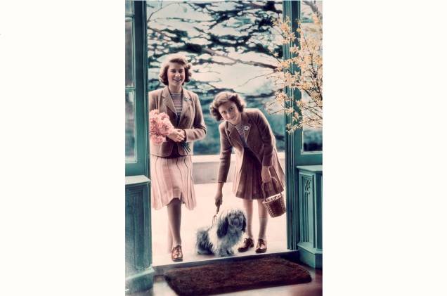 11/04/1942- Princesas Elizabeth e Margaret Rose (1930 - 2002) com um de seus cães do Royal Lodge, Windsor.