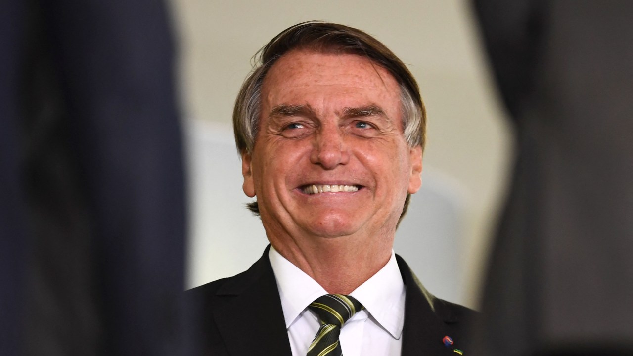 Brazilian President Jair Bolsonaro gestures during the launch of the 2022/23 Harvest Plan at the Planalto Palace in Brasilia on June 29, 2022. - The Brazilian government will offer rural credit with controlled and subsidized interest rates to rural producers, cooperatives and agro-industries. (Photo by EVARISTO SA / AFP)