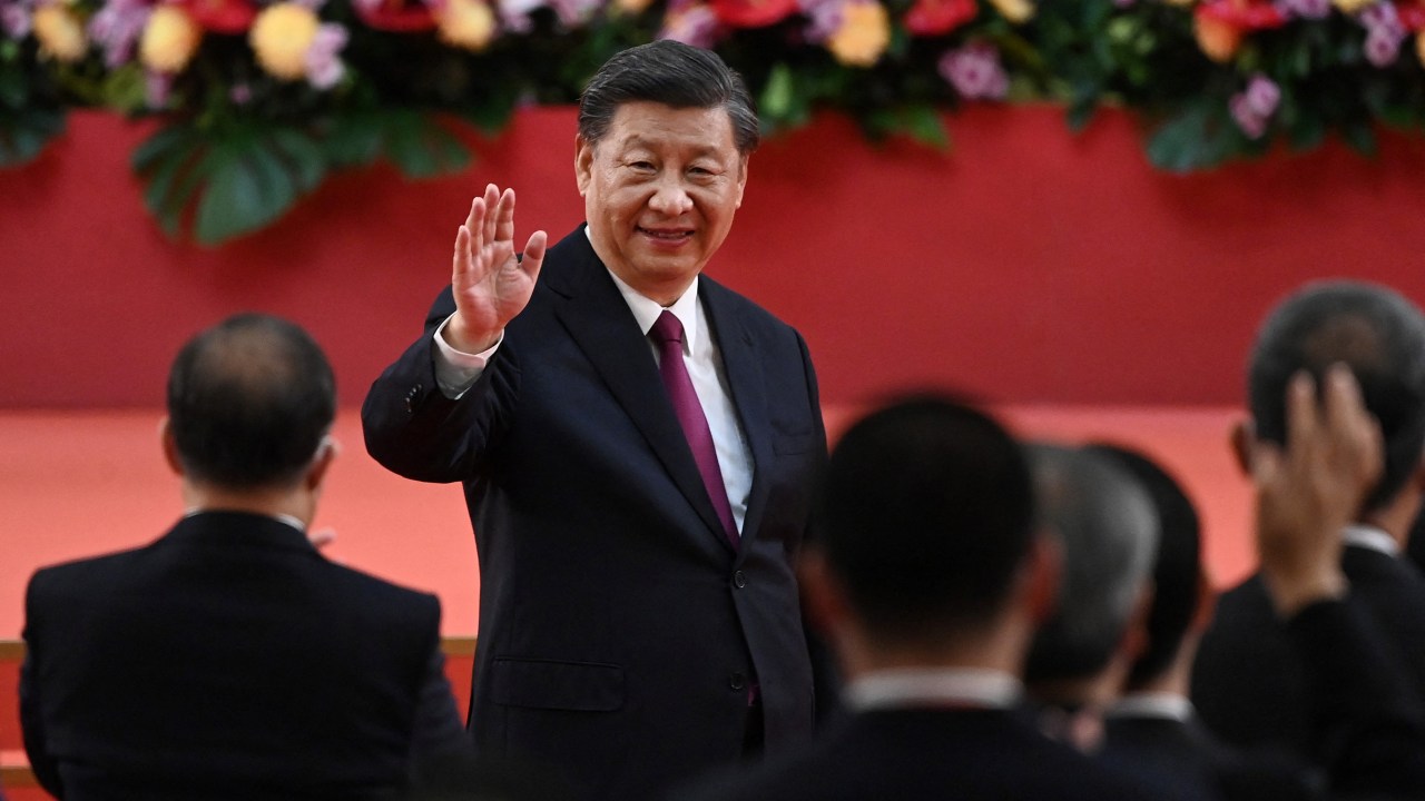 China's President Xi Jinping waves following his speech after a ceremony to inaugurate the city's new leader and government in Hong Kong on July 1, 2022, on the 25th anniversary of the city's handover from Britain to China. (Photo by Selim CHTAYTI / POOL / AFP)