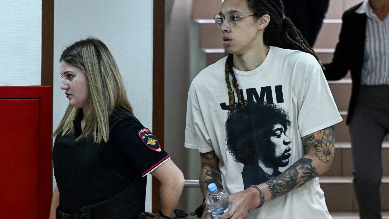 Brittney Griner, uma das maiores jogadoras de basquete dos Estados Unidos, chega algemada ao tribunal de Khimki, nos arredores de Moscou. 01/07/2022