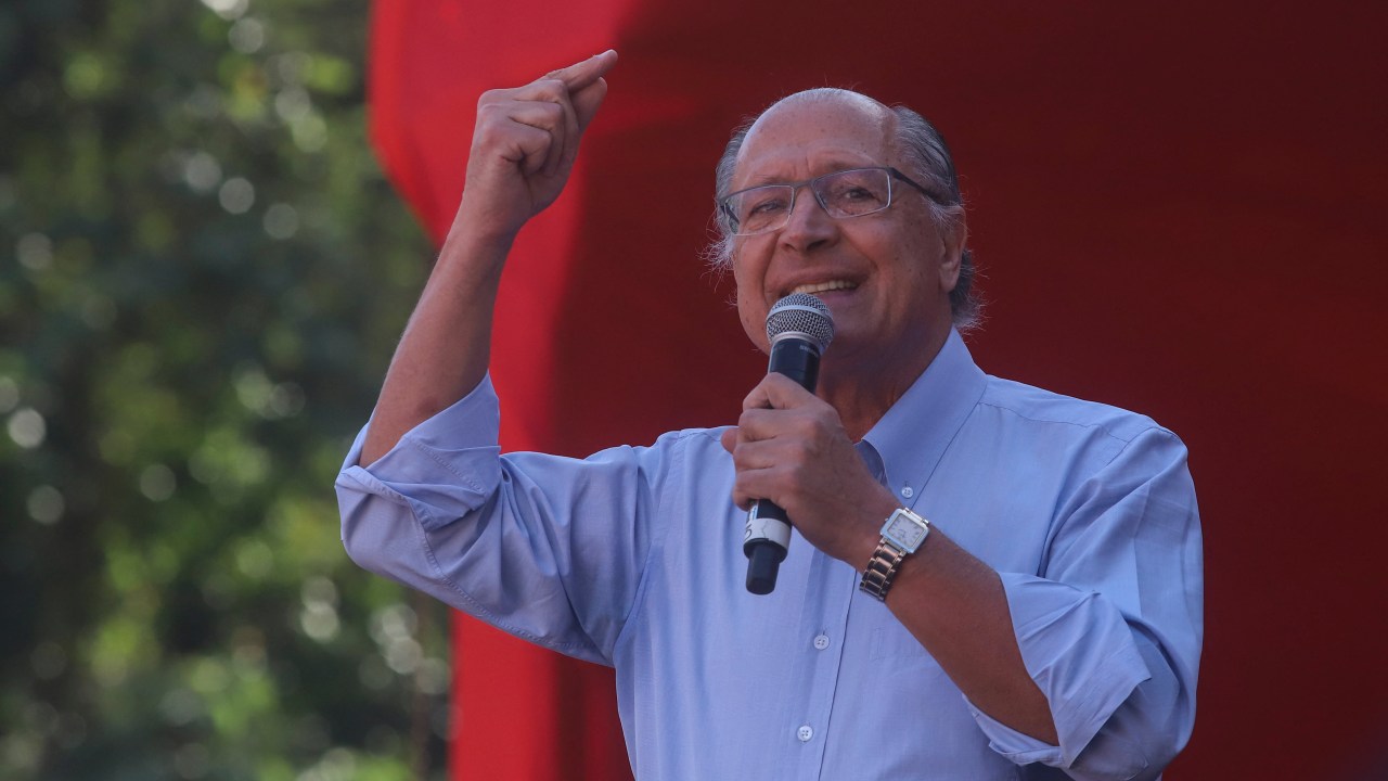 Geraldo Alckmin, former Sao Paulo governor and running mate of Brazil's former president (2003-2010) and presidential candidate of the Workers Party (PT), Luiz Inacio Lula da Silva (L), speaks to supporters during a rally in Salvador, Bahia state, Brazil, on July 2, 2022. (Photo by RAFAELA ARAUJO / AFP)