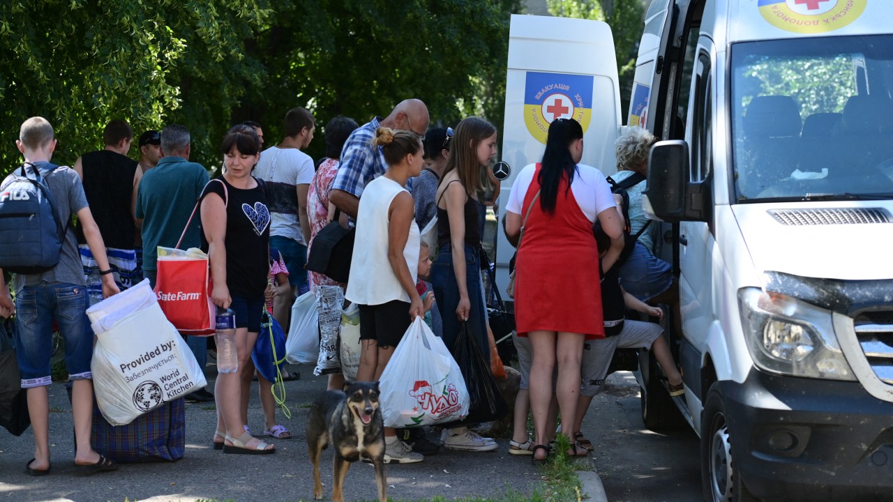 Residents of the city of Sloviansk and neighbouring towns wait for buses from the "Kovheh Spasenyya" church to be evacuated to the city of Dnipro, on July 6, 2022, amid the Russian invasion of Ukraine. (Photo by MIGUEL MEDINA / AFP)