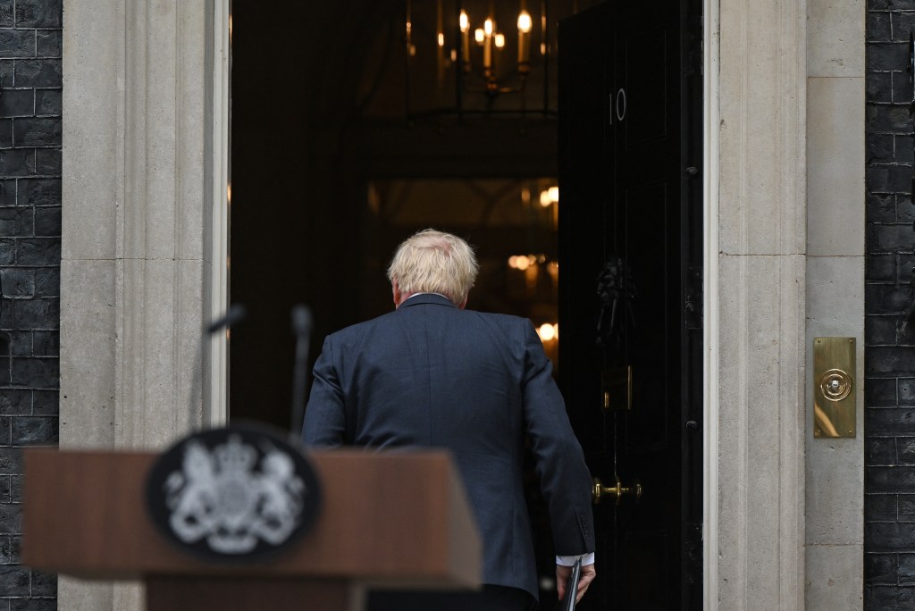 Boris Johnson caminha para dentro de Downing Street, sede do governo, após seu discurso de renúncia. 07/07/2022
