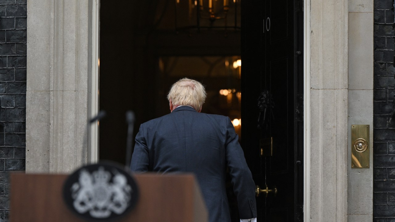 Boris Johnson caminha para dentro de Downing Street, sede do governo, após seu discurso de renúncia. 07/07/2022