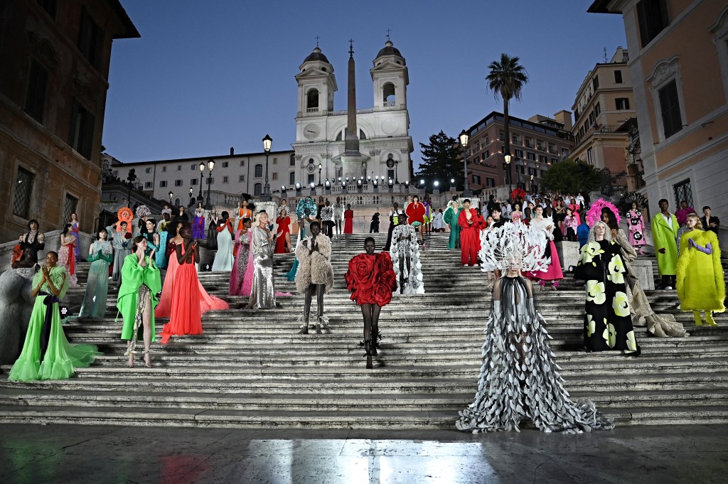 Valentino Haute Couture outono/inverno 2022-23 coleção feminina e masculina durante o evento da Maison Couture, em frente aos degraus da Piazza di Spagna e da igreja Trinita dei Monti, em Roma, em 8 de julho de 2022.