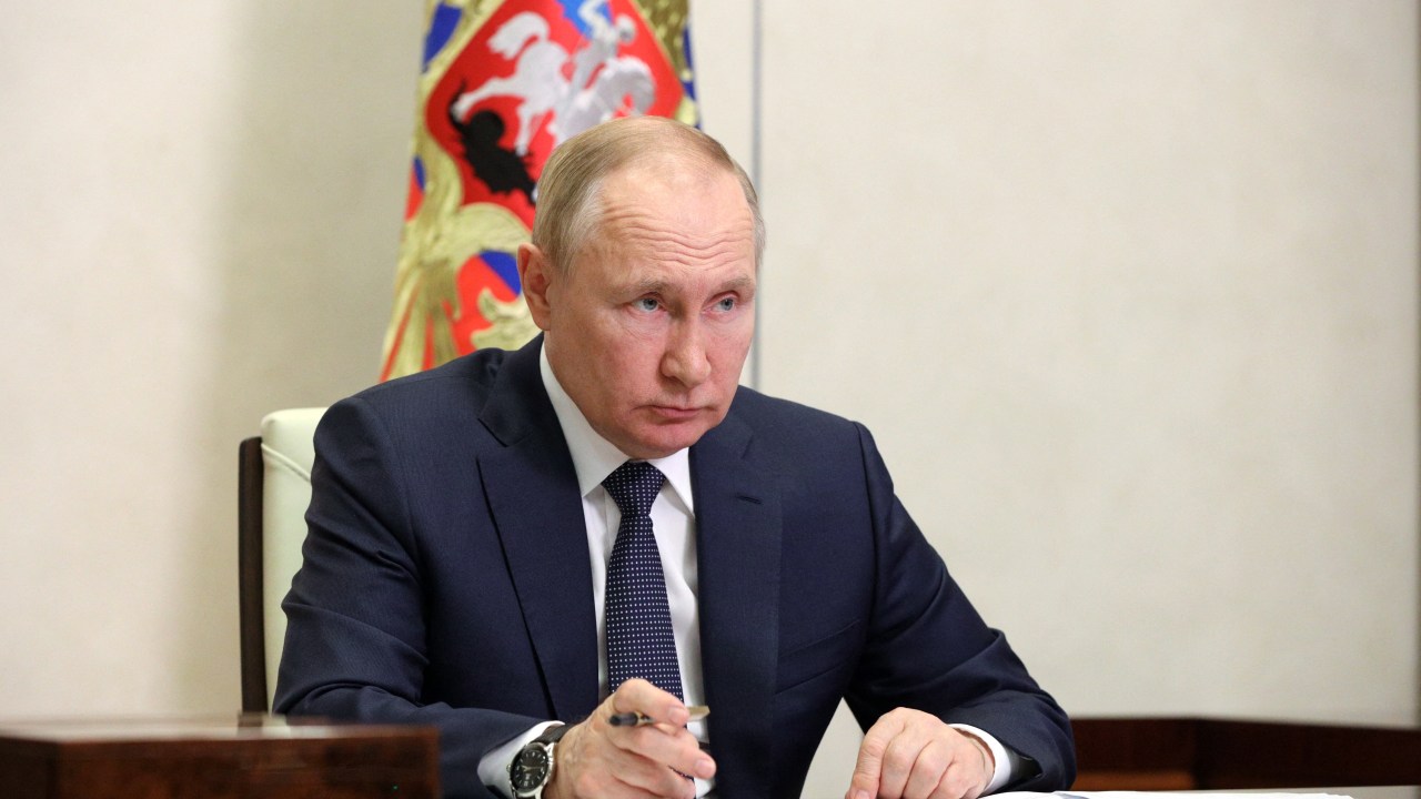 O presidente russo, Vladimir Putin, preside uma reunião do Conselho Presidencial para Desenvolvimento Estratégico e Projetos Nacionais por meio de um link de vídeo na residência do estado de Novo-Ogaryovo, nos arredores de Moscou, em 18 de julho de 2022
