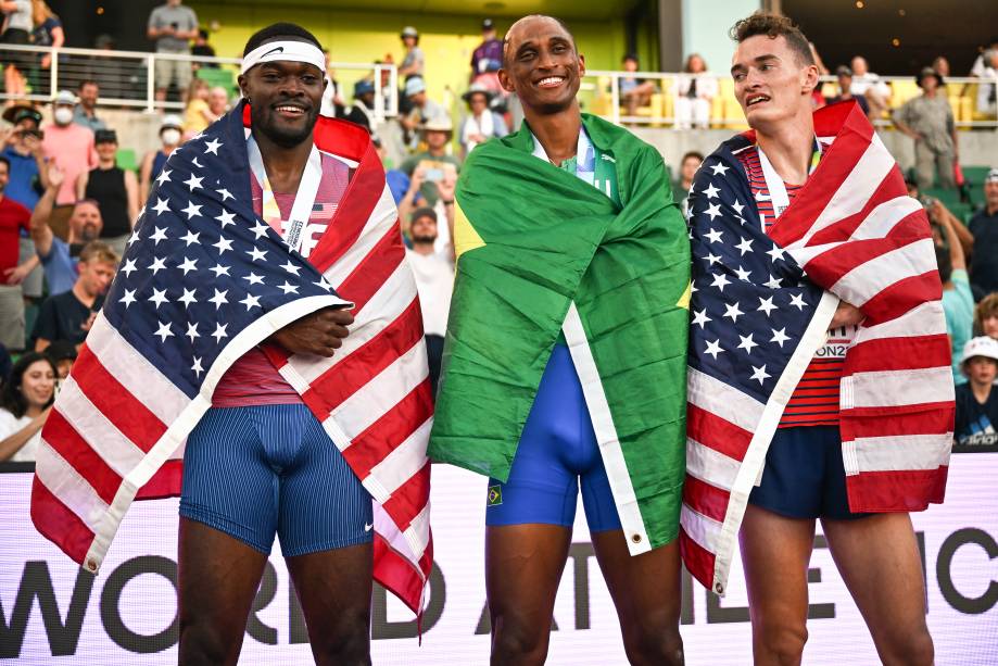 Rai Benjamin, medalha de prata, Alison dos Santos, medalha de ouro, e Trevor Bassitt, medalha de bronze -
