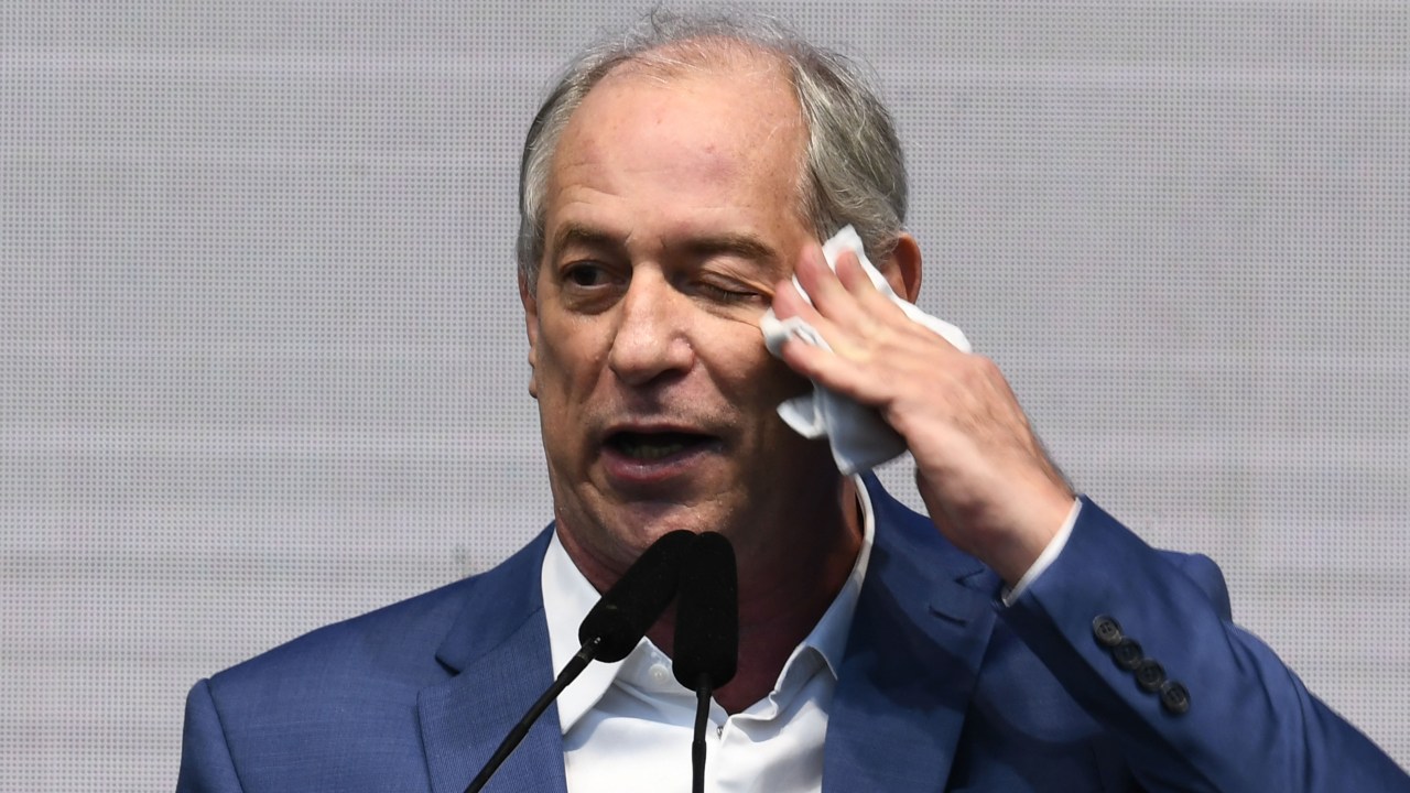 Ciro Gomes, presidential candidate nominated by the Democratic Labor Party (PDT), wipes his face while speaking during the party's national convention in Brasilia, on July 20, 2022. - Ciro Gomes, a former ally of Brazil's leftist ex-president Luiz Inacio Lula da Silva, announced his candidacy Wednesday for October's presidential elections, for which he is polling in a distant third place. (Photo by EVARISTO SA / AFP)