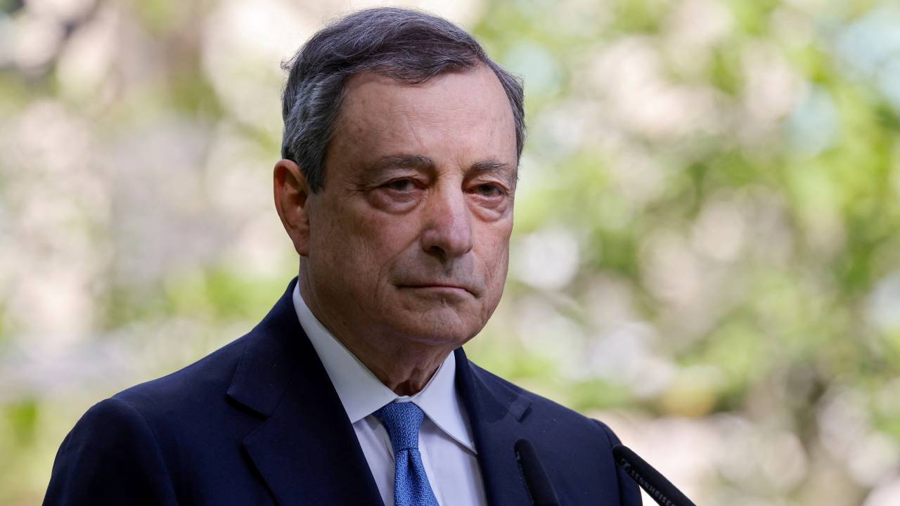 (FILES) In this file photo taken on June 16, 2022 Italian Prime Minister Mario Draghi holds a press conference with the heads of state of Ukraine, France, Romania and Germany at Mariinsky Palace in Kyiv. - Italian Prime Minister Mario Draghi handed in his resignation on July 21, 2022, the office of President said, after his national unity coalition government crumbled. (Photo by Ludovic MARIN / AFP)