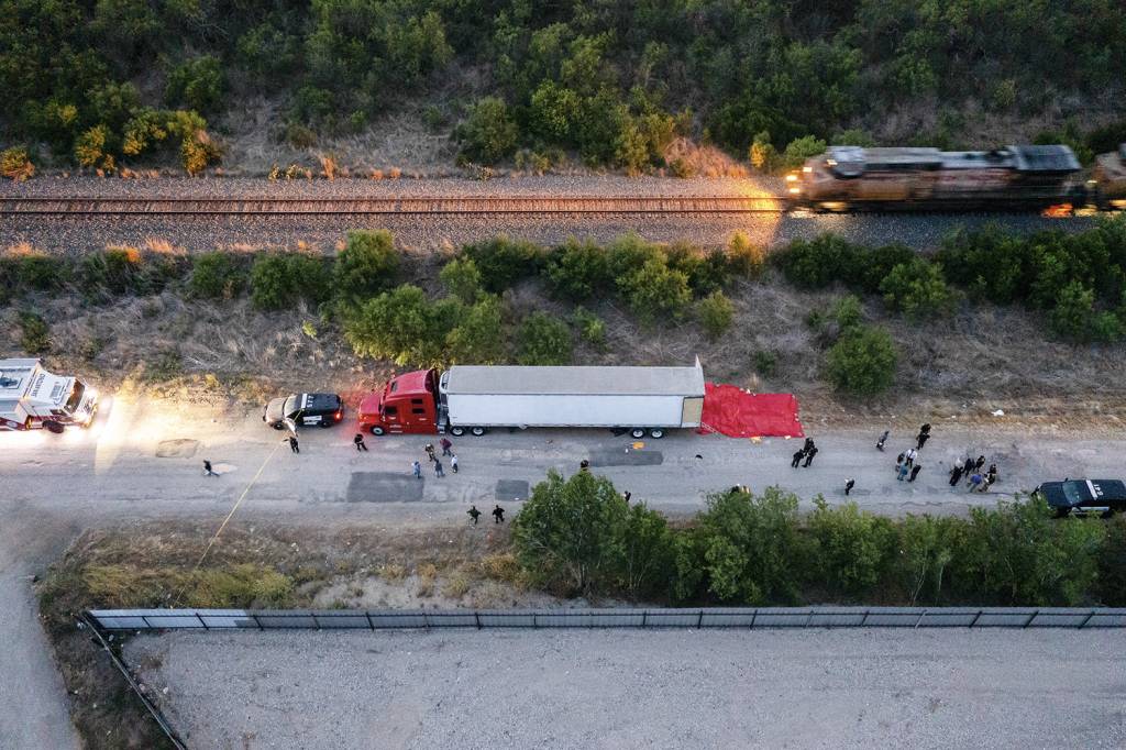 CARGA HUMANA - San Antonio, Texas: cinquenta mortos no caminhão -