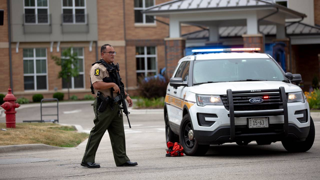 HIGHLAND PARK, IL - JULY 04: First responders work the scene of a shooting at a Fourth of July parade on July 4, 2022 in Highland Park, Illinois. Reports indicate at least five people were killed and 19 injured in the mass shooting. Jim Vondruska/Getty Images/AFP (Photo by Jim Vondruska / GETTY IMAGES NORTH AMERICA / Getty Images via AFP)
