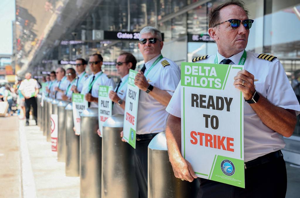 Delta Pilots Picket Across The U.S. During Contract Negotiations PROTESTO - Aeroporto de Los Angeles, nos Estados Unidos: os pilotos da Delta Airlines exigem a reversão de cortes salariais -