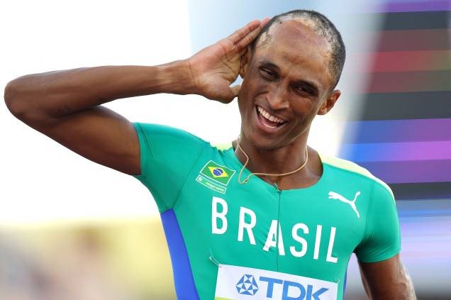 Alison dos Santos comemora ao ganhar o ouro na final de 400 metros com barreiras, Mundial de Atletismo - Alison dos Santos comemora ao ganhar o ouro na final de 400 metros com barreiras, Mundial de Atletismo -