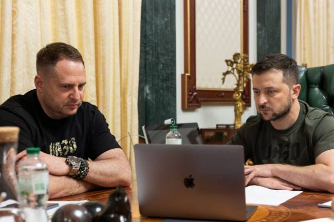 Demna Gvasalia, diretor criativo da Balenciaga, e o presidente ucraniano Volodymyr Zelensky -