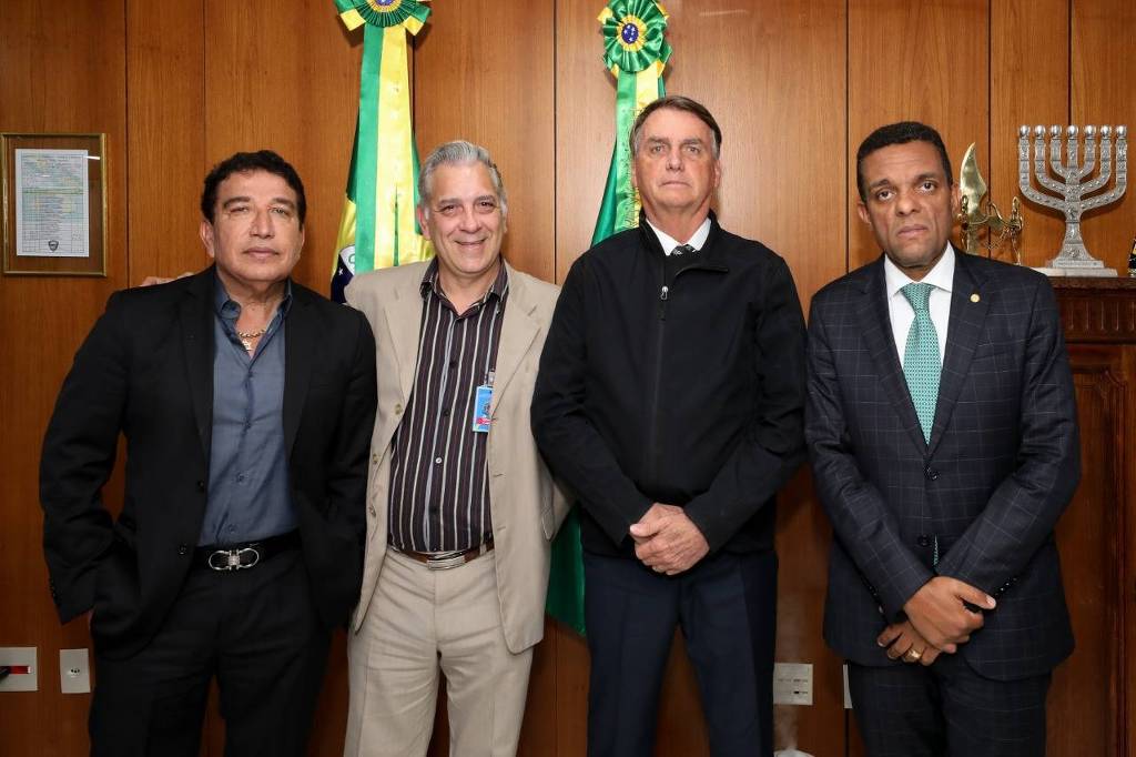 O ex-senador Magno Malta, José Arruda, irmão de Marcelo Arruda, petista assassinado em Foz de Iguaçu (PR) por policial, Jair Bolsonaro e o deputado Otoni de Paula