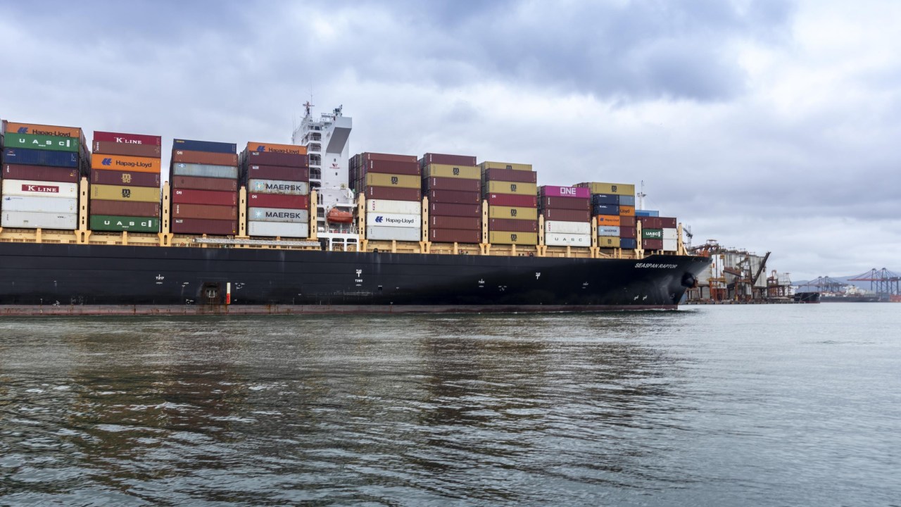 Imagem de arquivo de um navio cargueiro proveniente de Hong Kong carregado com containers é rebocado pelo canal do Porto de Santos, litoral de São Paulo. Foto produzida em 17/09/2021 Alf Ribeiro/Futura Press