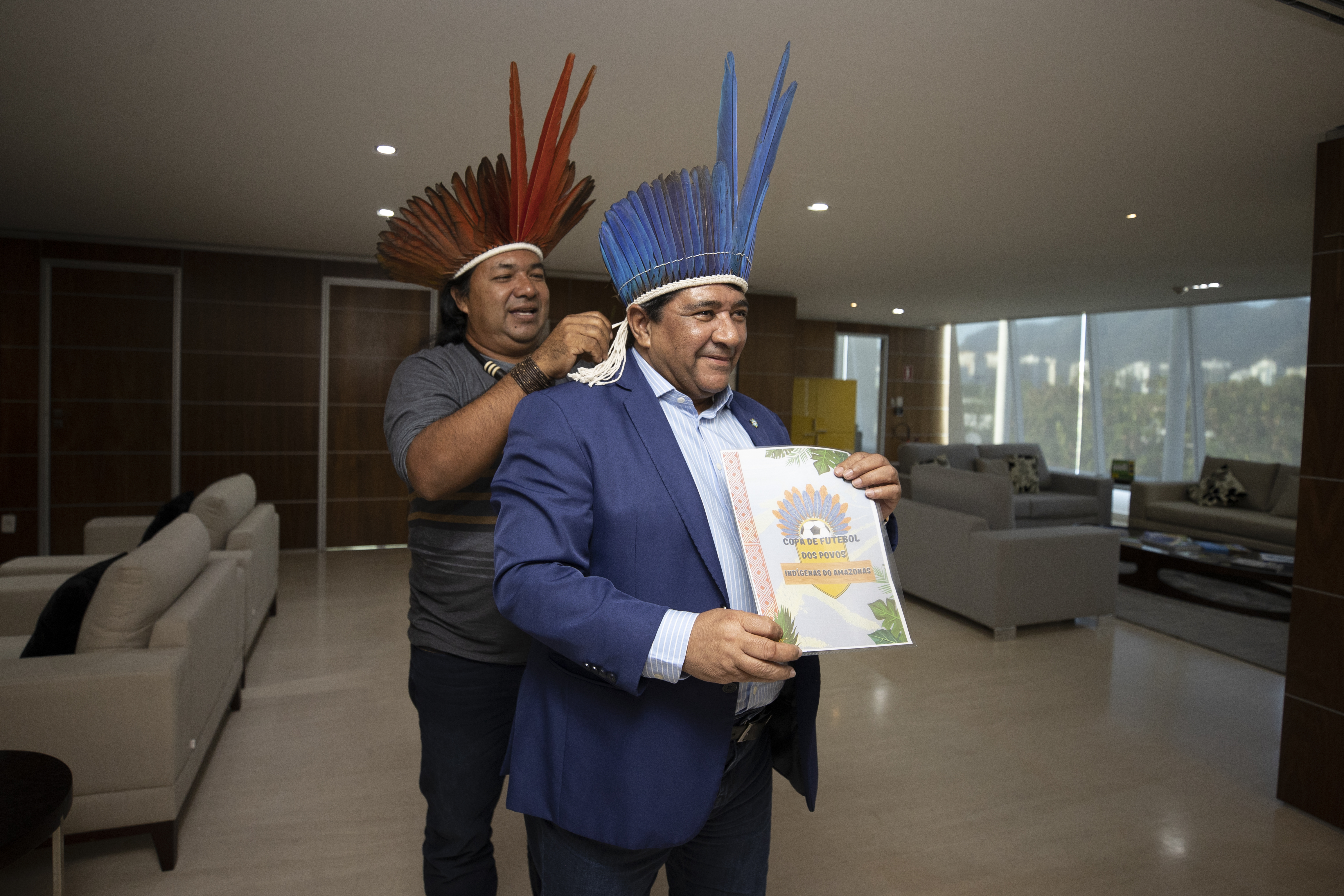 O presidente da CBF, Ednaldo Rodrigues, é o primeiro negro a comandar a entidade e também tem ascendência indígena. Recentemente, ele recebeu um cocar de um desses grupos que levará ao Vaticano para presentear o papo
