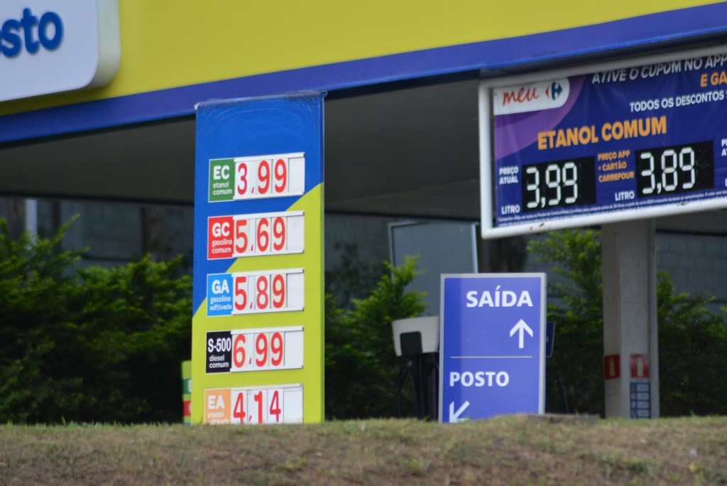 vista da faixada de posto de gasolina da rede Carrefour, na cidade de Guarulhos, SP, nesta sexta-feira, 15. João Nogueira/Futura Press