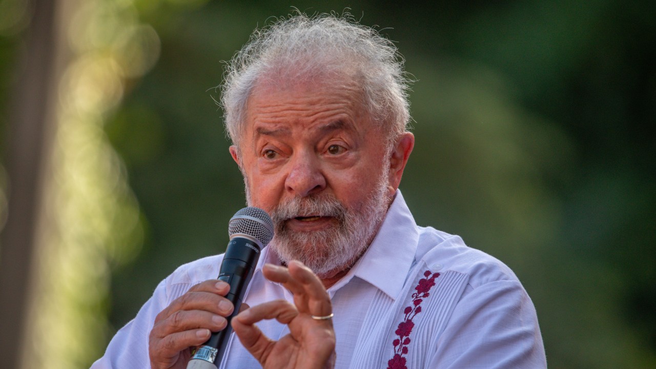 AME902. SALVADOR (BRASIL), 02/07/2022.- El exmandatario Luiz Inácio Lula da Silva participa en un acto con motivo de la independencia de la provincia de Bahía hoy, en la ciudad de Salvador (Brasil). Los brasileños irán a las urnas el próximo 2 de octubre y el país está ya sumergido en una campaña anticipada, con una clara ventaja en las encuestas para Lula, que tiene cerca del 48 % de la intención de voto frente al 30 % que se le atribuye a Bolsonaro. EFE/ Felipe Iruata