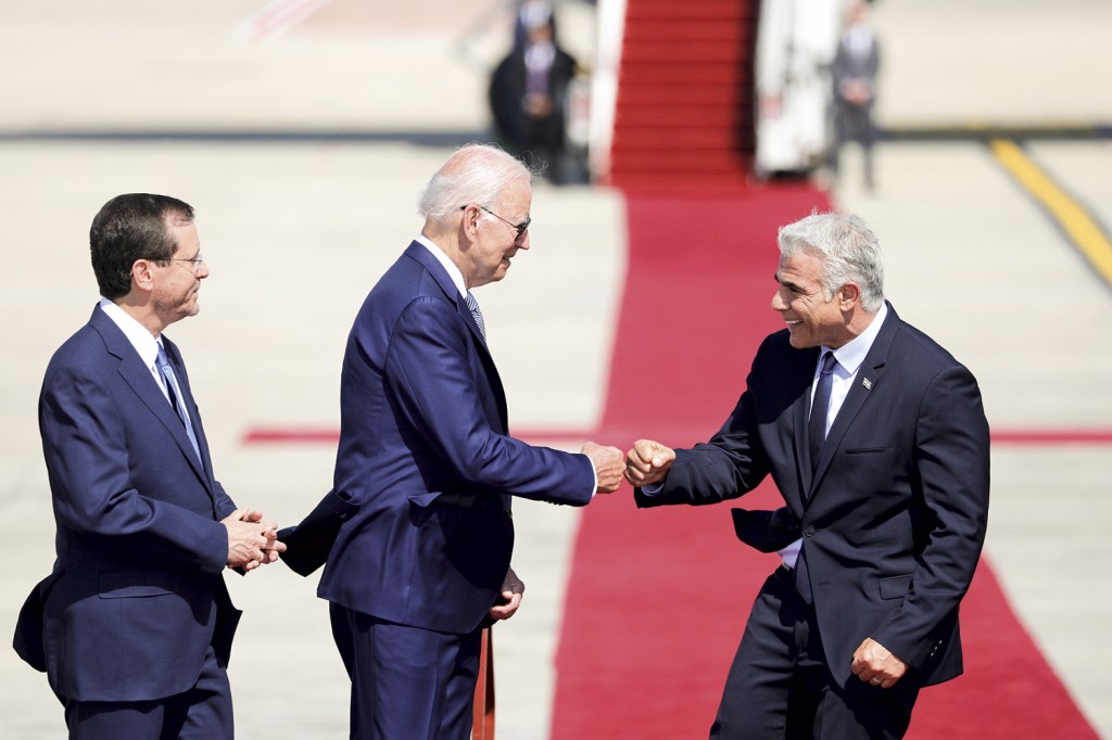 BONS COMPANHEIROS - Biden com o primeiro-ministro Yair Lapid, em Israel: contra o Irã -