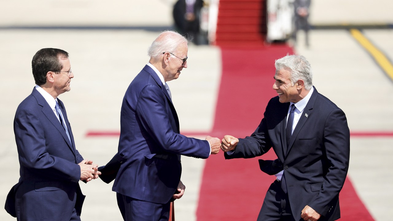 BONS COMPANHEIROS - Biden com o primeiro-ministro Yair Lapid, em Israel: contra o Irã -