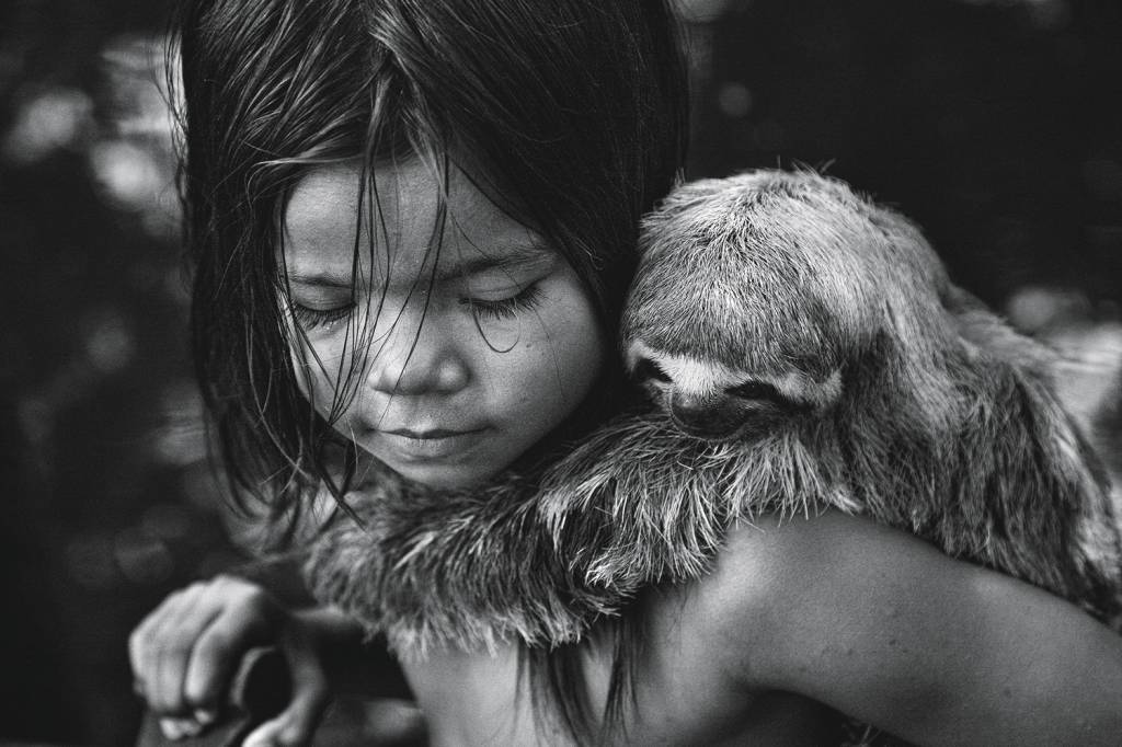 TERNURA - Criança com bicho-preguiça na Amazônia: frutos da terra -