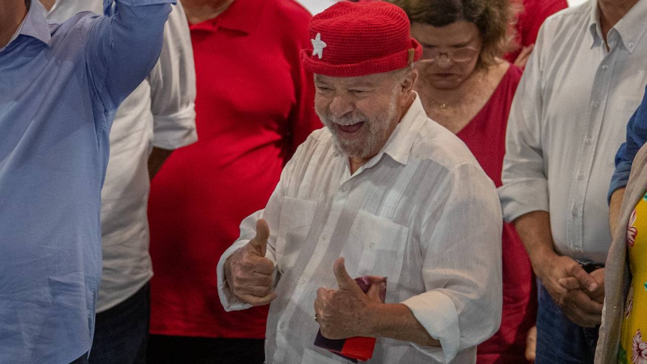 AME4617. RECIFE (BRASIL), 21/07/2022.- El candidato presidencial Luiz Inácio Lula da Silva participa en un acto de campaña hoy, en el centro de convenciones de Recife (Brasil). Lula participo junto a líderes políticos y sociales regionales que lo apoyarán en esa región como candidatos a gobernador, senado, diputados federales y regionales. El Partido de los Trabajadores (PT) proclamó este jueves wla candidatura del exmandatario brasileño Luiz Inácio Lula da Silva, quien llamó a "derrotar" al presidente Jair Bolsonaro en las elecciones de octubre para "recuperar la democracia". EFE/ Carlos Ezequiel Vannoni