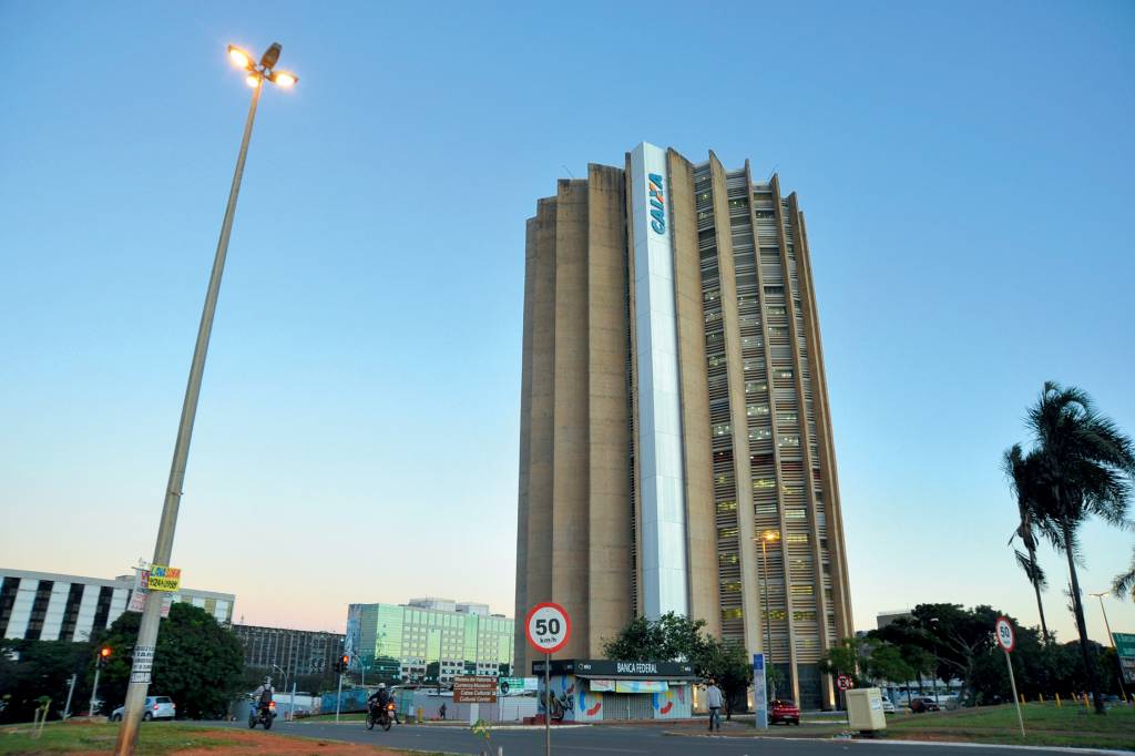 DIAS DUROS - Sede da Caixa, em Brasília: cenário de tragédias recentes -