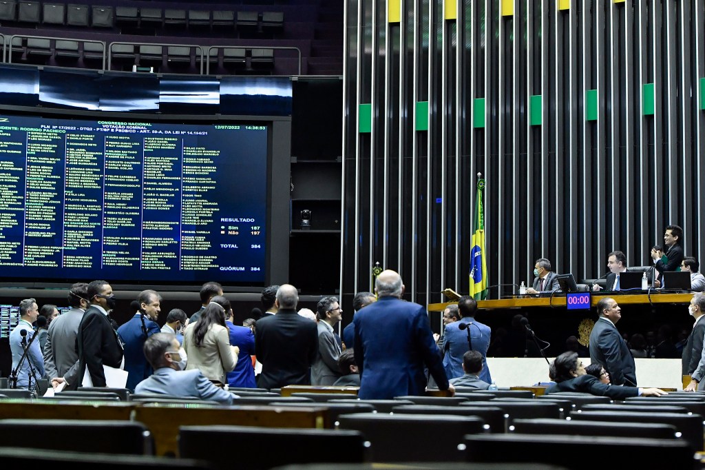 Plenário da Câmara dos Deputados durante sessão conjunta do Congresso Nacional para votação de vetos e projetos, entre eles o projeto da LDO (PLN 5/2022) -