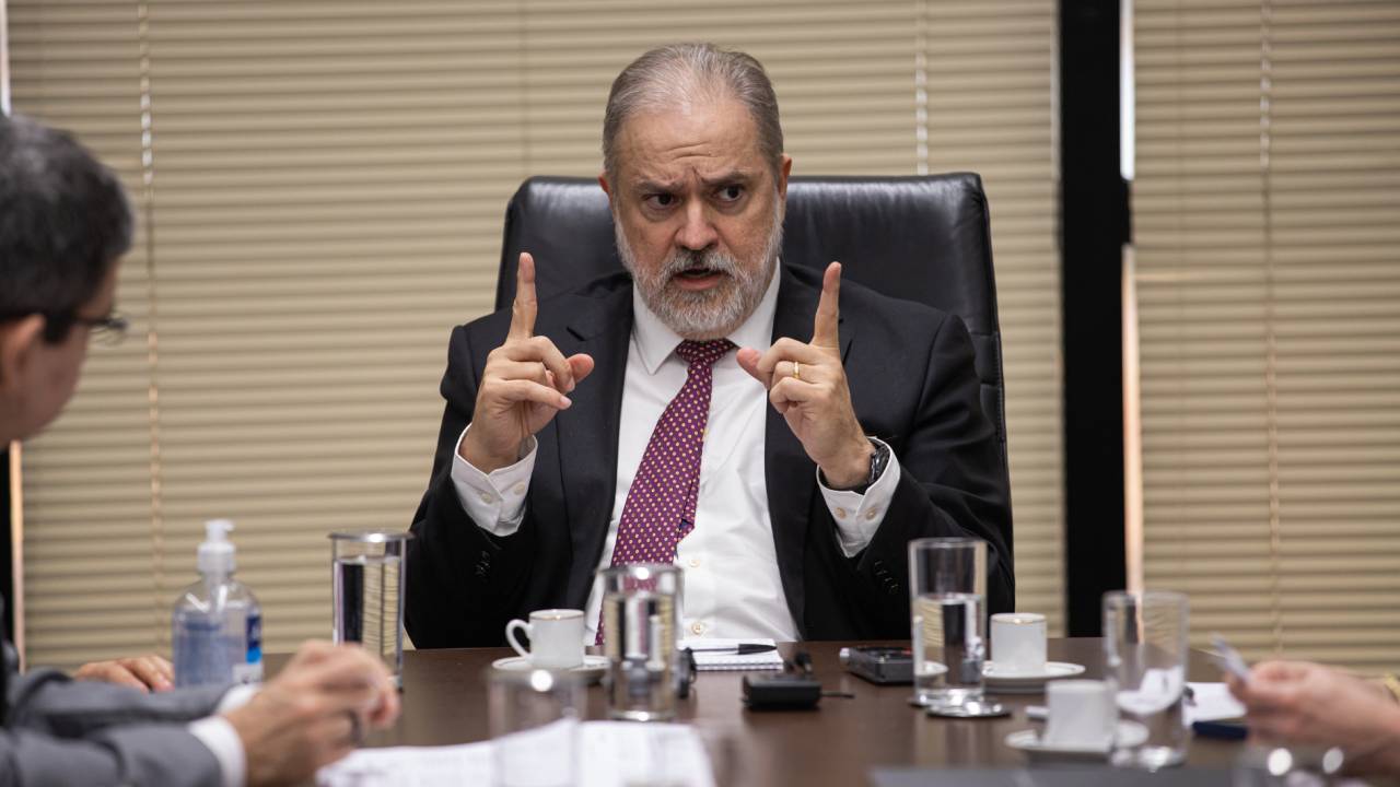 Augusto Aras participa de reunião com parlamentares apoiadores da campanha de Lula à presidência.