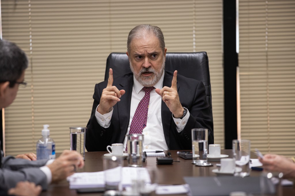 Augusto Aras participa de reunião com parlamentares apoiadores da campanha de Lula à presidência.